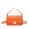 Sac baguette tendance en cuir orange avec boucle dorée et bandoulière réglable - Orange
