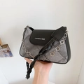 Borsa a spalla in denim grigio con patta nera e catena metallica a fiori da donna - Nero