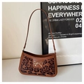 Detail der Schultertasche mit Leopardenmuster-Patchwork und goldener Metallschleife - Leopardenbraun