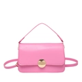 Sac à bandoulière rose en similicuir avec fermoir rond doré et bandoulière fine - Rose