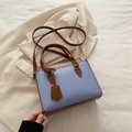 Blauwe en bruine handtas met contrasterende kleuren, schouderriem en goud tekst - Blauw