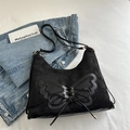 Schwarze matte Schultertasche mit Schmetterlings-Schnürung und Metallösen auf Denim - Schwarz