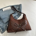 Vintage braune Wildleder-Achseltasche mit großer Schleife und goldener Hardware - Braun