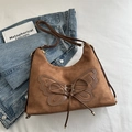 Braune Retro-Schultertasche aus mattem Leder mit Schleife und Schmetterlingsstickerei - Braun