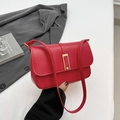 Borsa a tracolla rossa minimalista in pelle con una fibbia metallica rettangolare dorata - Rosso