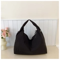 Bolso tote negro minimalista de gran capacidad con una textura mate suave - Negro