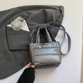 Sac seau matelassé argenté avec bandoulière réglable et finition brillante moderne - Gris