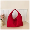 Bolso tote rojo grande de nailon con asa ancha y detalle de cremallera lateral - Rojo