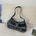 Dunkelgraue gestreifte Schultertasche im Retro-Punk-Stil mit schwarzen Lederriemen und Schnallen - Schwarz