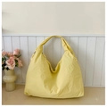 Bolso tote grande minimalista amarillo brillante de nailon con textura plisada - Amarillo