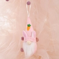 Ciondolo gnomo pasquale rosa con orecchie da coniglio e decorazione carota su tulle - Rosa