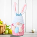 Gnomo de Pascua rosa y azul con orejas de conejo sujetando un huevo de lunares en madera - Estilo de Oreja de Conejo Rosa (Modelo B)