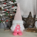 Rosa nordischer Weihnachts-Wichtel aus Plüsch mit Strickmütze und weißem Bart - Stehender Rosafarbener Stil