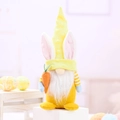 Gnomo de Pascua de peluche con orejas de conejo y zanahoria sobre fondo rosa suave - Estilo Amarillo (Adorno de Conejo Amarillo con Zanahoria)