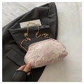 Detail der rosa Muscheltasche mit weißen Blumenstickereien und goldener Kette - Rosa