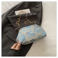 Detailansicht hellblaue Muscheltasche mit Goldstickerei und feiner Gliederkette für Damen - Blau
