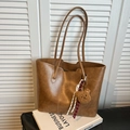 Borsa tote marrone in pelle sintetica vintage con ciondolo a orsetto e cinturini - Con Ciondolo / Cachi