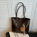 Borsa tote in pelle cerata marrone con ciondolo a forma di orso peluche - Con Ciondolo / Marrone