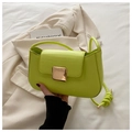 Dettaglio di borsa verde neon con grande fibbia dorata quadrata e tracolla con nodo decorativo - Verde