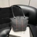 Sac seau à carreaux vintage avec bandoulière en cuir sur un sac cadeau élégant - Noir Type 2