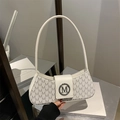 Sac sous le bras demi-lune blanc avec imprimé monogramme M gris et boucle métallique - Blanc