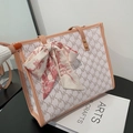Große beige und rosa Monogramm-Einkaufstasche mit Seidenschal auf schwarzer Fläche - Rosa