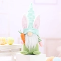 Gnomo de Pascua de peluche verde menta con orejas de conejo sosteniendo una zanahoria - Estilo Verde (Adorno de Conejo Verde con Zanahoria)