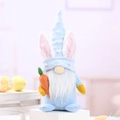 Gnomo de Pascua azul de felpa con orejas de conejo y zanahoria sobre pedestal blanco - Estilo Azul (Adorno de Conejo Azul con Zanahoria)