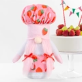 Gnome chef fraise en peluche avec bonnet imprimé fraise et longues tresses roses - Style tresse