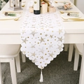 Chemin de table de Noël blanc aux étoiles dorées, bords festonnés et pompon décoratif - Chemin De Table Blanc Estampé Orné D'étoiles Dorées