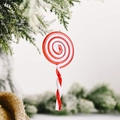 Adorno navideño de piruleta en espiral roja y blanca colgado de una rama de pino nevada - Colgante Piruleta Pequeño Rojo Blanco