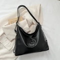 Minimalistische schwarze Leder-Einkaufstasche mit Logo-Prägung und Ketten-Detail - Schwarz