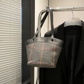Plaid-Beuteltasche in Grau mit Hahnentritt-Muster, orangen Akzenten und schwarzen Lederdetails - Schwarz Typ 2