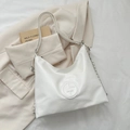 Minimalistische weiße Shopper-Tasche mit Logo-Prägung und einer Metall-Kette - Weiß