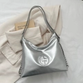Minimalistische silberne Tragetasche aus glänzendem Kunstleder mit Kette und Logo - Silber