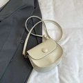 Elegante borsa a tracolla color crema modello a sella con dettagli dorati - Bianco