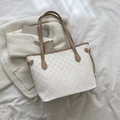 Minimalistische beige Tragetasche mit Schachbrettmuster und braunen Tragegriffen - Weißes Schachbrett