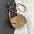 Borsa a tracolla kaki minimalista in ecopelle lucida con tracolla regolabile - Cachi