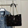 Bolso tote de pana negra con bordado de cerezas y asa de cadena dorada sobre fondo blanco - Negro