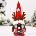 Gnome de Noël avec bois de renne, chapeau floconneux et clochettes en forêt enneigée - Femelle (Tresses)