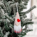 Handgemaakte Valentijnskabouter met hartje hangend aan een besneeuwde tak als decoratie - Beige geruite hoed met rood hart (Model B)