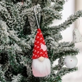 Detail van Valentijnsdag kabouter pluche hangend aan sneeuwtak met roze hart versiering - Rood en wit patroon hoed met roze hart (Model D)