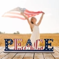 Signe 'PEACE' patriotique en bois avec étoiles et rayures pour décoration de fête - Ornement en Bois Jour de l'Indépendance PEACE