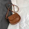 Borsa a sella marrone minimalista in pelle sintetica testurizzata con fibbie dorate - Marrone