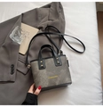 Secchiello grigio scuro opaco con finiture in pelle nera e borchie dorate alla moda - Nero