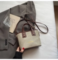 Elegante borsa a secchiello in tela beige con finiture in pelle marrone e tracolla - Bianco Sporco
