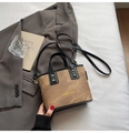 Borsa a secchiello marrone smerigliata con manici neri e borchie dorate da donna - Cachi Scuro