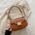 Sac bandoulière marron caramel motif crocodile avec boucle dorée et anse en chaîne - Marron