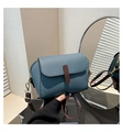 Bolso bandolera azul de cuero con patrón de lichi, correa marrón y detalles dorados - Azul