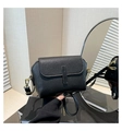 Detalle de bolso bandolera de cuero granulado negro con herrajes dorados y solapa imán - Negro Tipo 1